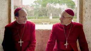 ralph fiennes e stanley tucci em Conclave