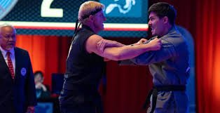 Cena da série cobra kai