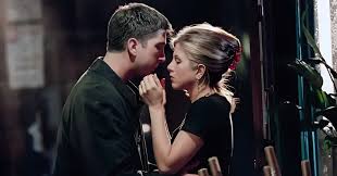 Além da Tela: Os 10 Episódios Mais Icônicos que Moldaram a História da TV 8 Friends-The-One-Where-Ross-Finds-Out