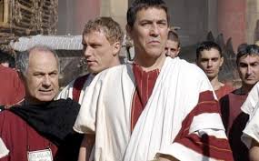 10 Maiores Ditadores das Séries: Líderes Tirânicos que Aterrorizaram a Tela 10 Júlio-César