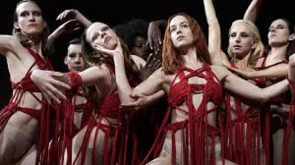 A Magia das Cores: 10 Filmes Que Usaram a Paleta de Cores como Personagem Principal 7 Suspiria