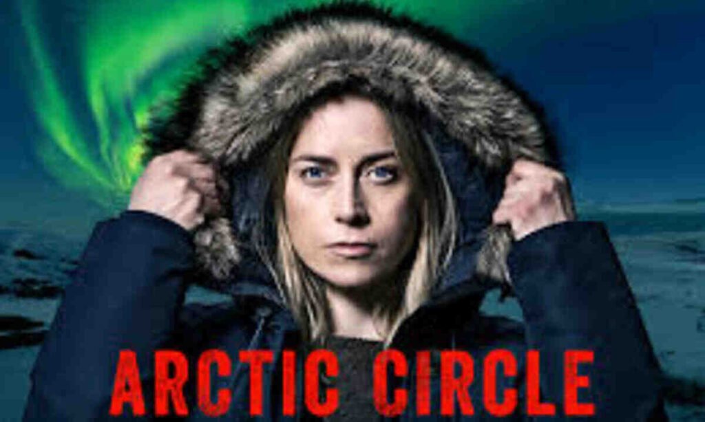 Pôster promocional da série de suspense Arctic Circle. No centro, em plano fechado, uma mulher loira de olhos claros encara fixamente a tela com uma expressão séria e determinada. Ela veste um casaco pesado de inverno azul-escuro e usa as duas mãos para ajustar o capuz forrado com uma espessa pelagem cinza ao redor do rosto. Ao fundo, uma paisagem gelada se estende sob um céu noturno iluminado por intensas ondas verdes de uma aurora boreal. Na parte inferior, o título Arctic Circle aparece escrito em letras maiúsculas vermelhas com um aspecto levemente desgastado.