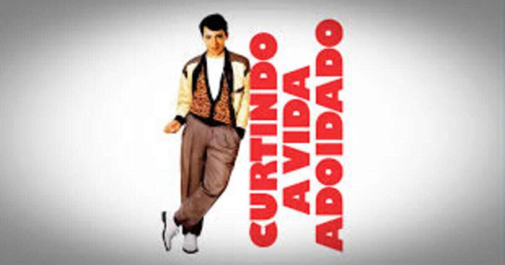 Pôster do filme Curtindo a Vida Adoidado em um fundo branco limpo. O protagonista Ferris Bueller, interpretado por Matthew Broderick, está encostado de forma descontraída com as pernas cruzadas. Ele veste um casaco bege e castanho com padrão sobre uma camisa branca e calças cinzentas. À direita, o título do filme está escrito verticalmente em letras vermelhas grandes e em negrito.