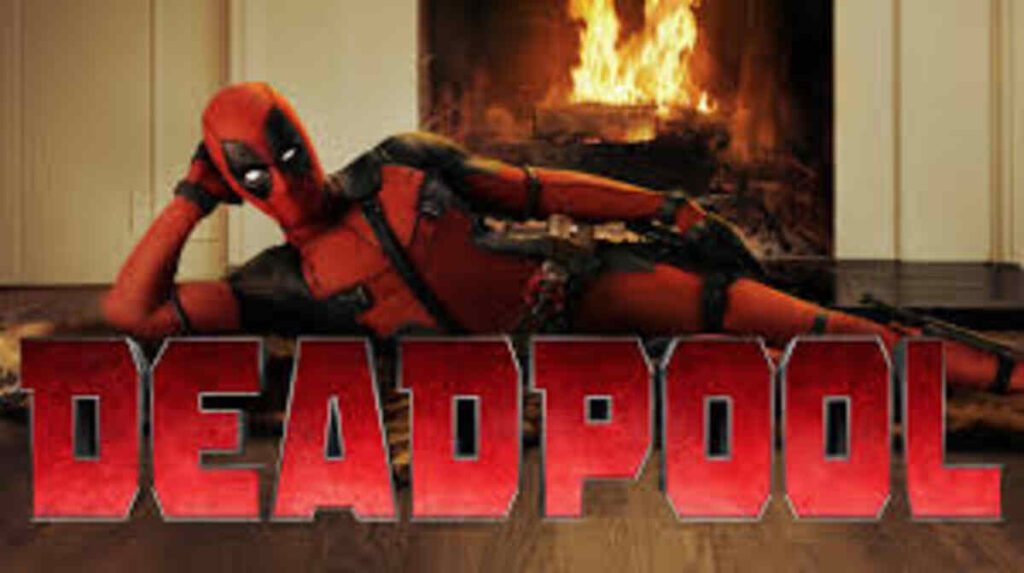 Pôster promocional do filme Deadpool. O personagem principal, vestindo seu traje tático vermelho e preto, está deitado de lado em uma pose sedutora e cômica sobre um tapete de urso. Ao fundo, há uma lareira com fogo aceso. O título Deadpool aparece em letras vermelhas grandes e estilizadas em primeiro plano, abaixo do personagem.