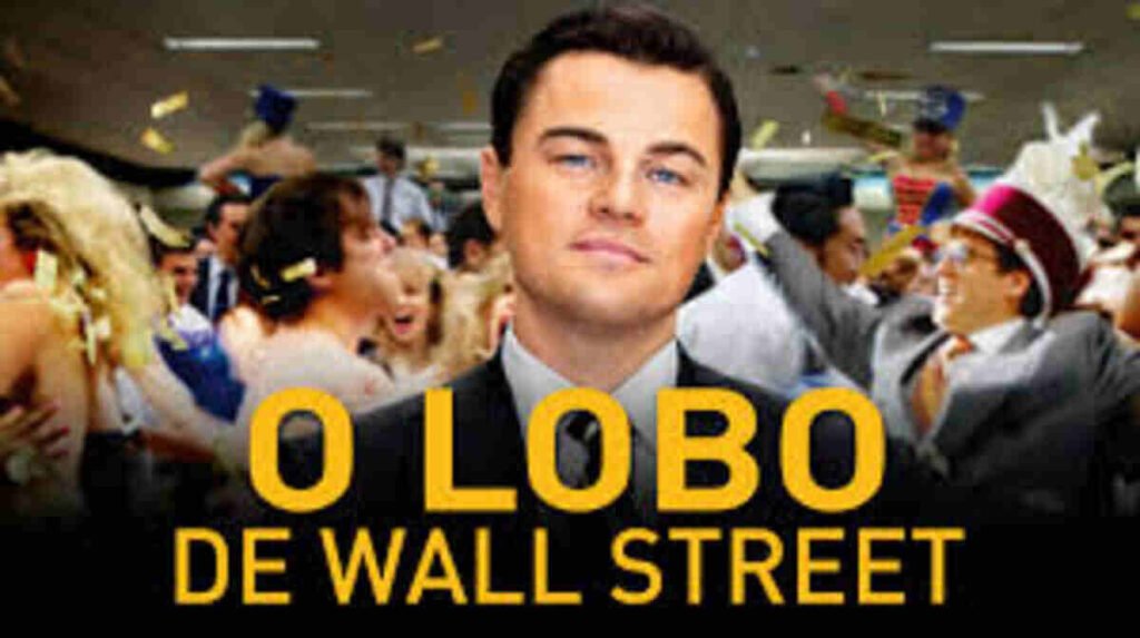 Pôster do filme O Lobo de Wall Street. Em primeiro plano, o ator Leonardo DiCaprio como Jordan Belfort, vestindo um terno escuro e exibindo uma expressão de autoconfiança. Ao fundo, uma cena de festa caótica em um escritório com papéis e confetes voando, pessoas celebrando e uma banda marcial. O título O Lobo de Wall Street aparece em letras amarelas grandes na parte inferior.
