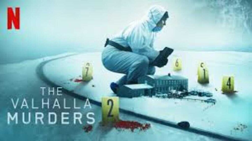 Pôster promocional da série The Valhalla Murders ambientado em uma paisagem coberta de neve. No centro, um investigador com macacão tático de proteção branco, máscara e luvas está agachado, analisando uma maquete detalhada de uma propriedade isolada. Ao redor da maquete e espalhados pela neve com manchas de sangue, há marcadores amarelos de cena de crime com identificações. No canto superior esquerdo está o logotipo vermelho da Netflix e, no canto inferior esquerdo, o título The Valhalla Murders escrito em letras maiúsculas brancas.