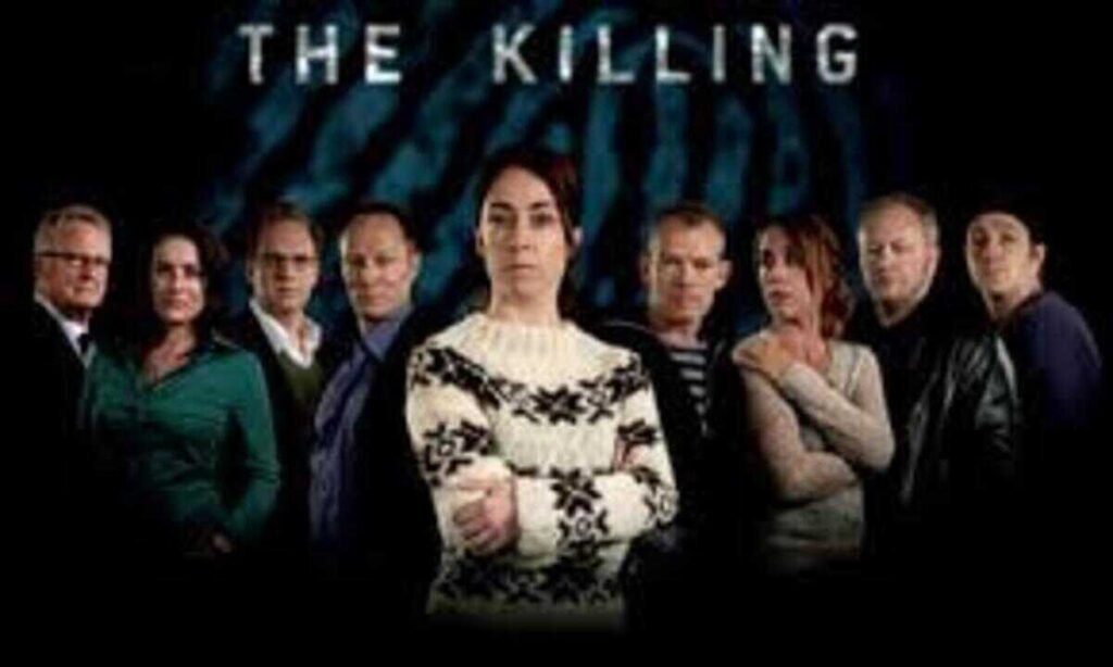 Pôster promocional da série de suspense The Killing. No centro, uma mulher de cabelos escuros e olhar sério veste um suéter de lã branco com estampas geométricas pretas. Ela está rodeada por um grupo de pessoas alinhadas lado a lado sobre um fundo escuro, todas com expressões sombrias e vestindo roupas de frio. No topo, o título The Killing aparece escrito em letras maiúsculas brancas e levemente desgastadas, diante de uma textura azulada que lembra uma impressão digital.
