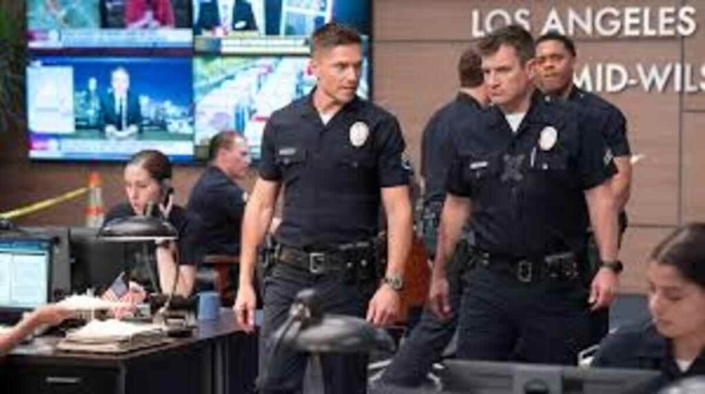 Cena da série de ação e drama policial The Rookie retratando os protagonistas em atividade dentro do distrito policial de Los Angeles. A imagem em ambiente corporativo de investigação é excelente para ilustrar resumos de episódios, críticas de temporadas e listas de melhores produções sobre o cotidiano da polícia no site.