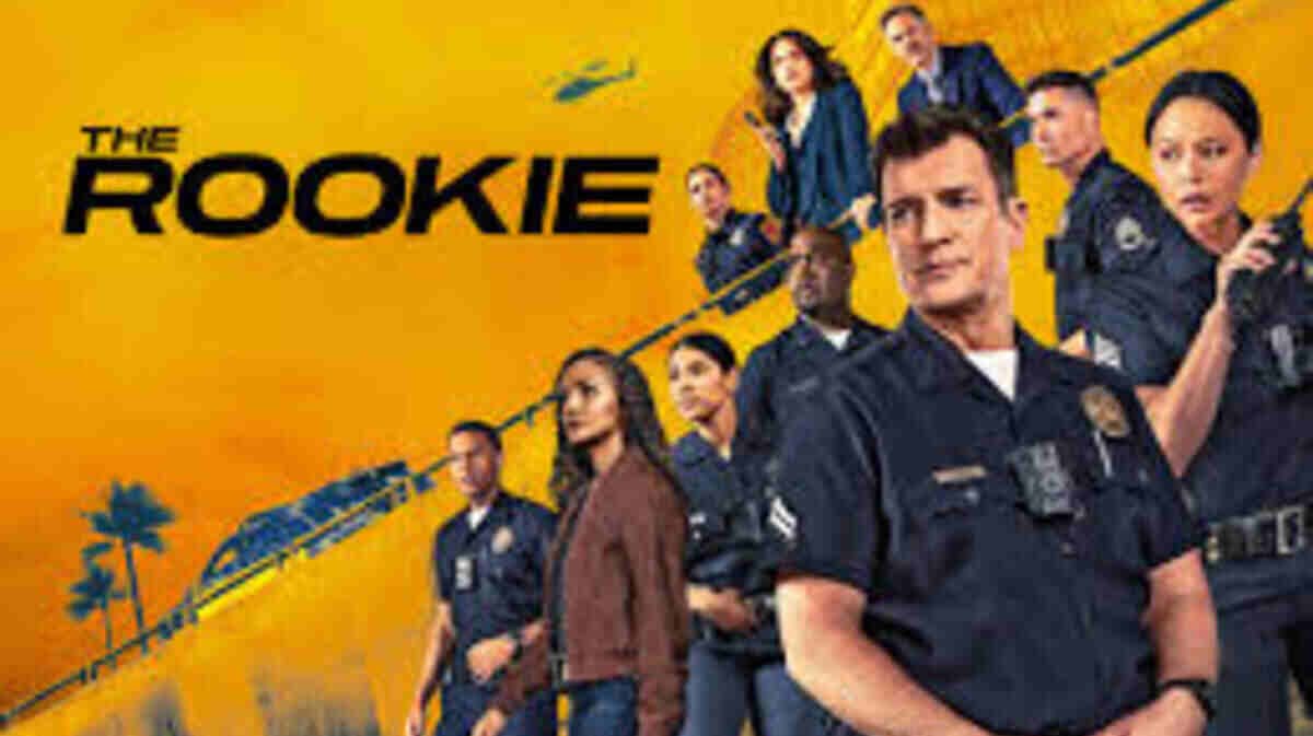 Pôster promocional da série The Rookie com fundo dividido em diagonal. O lado esquerdo apresenta um céu aberto em tons de amarelo e laranja com silhuetas de palmeiras na parte inferior e o título da série escrito em letras pretas maiúsculas e imponentes. O lado direito exibe um grupo de policiais fardados posicionados em escala. Em grande destaque no primeiro plano, um policial homem de cabelos escuros olha seriamente para a frente. Atrás dele, outros integrantes do elenco, incluindo homens e mulheres com uniformes escuros da polícia, aparecem em posições de alerta.