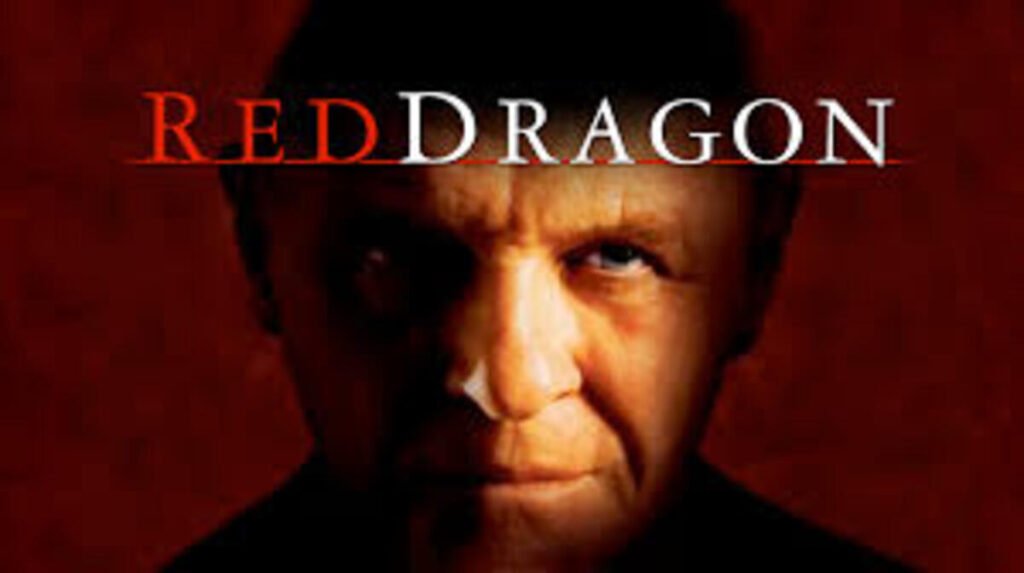 Pôster oficial em close-up dramático destacando o ator Anthony Hopkins com iluminação sombria no filme Dragão Vermelho. A arte promocional focada no suspense psicológico e no universo do icônico vilão Hannibal Lecter é excelente para ilustrar guias de franquias, críticas de cinema e análises detalhadas de thrillers no site.