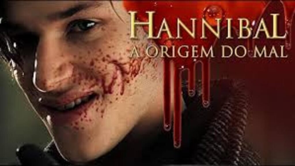 Cartaz oficial em close-up destacando o jovem protagonista com o rosto salpicado de sangue e um sorriso sinistro no filme Hannibal A Origem do Mal. A arte promocional focada no terror psicológico e na história de origem do famoso vilão é excelente para ilustrar guias de franquias, críticas cinematográficas e análises de suspense no blog.