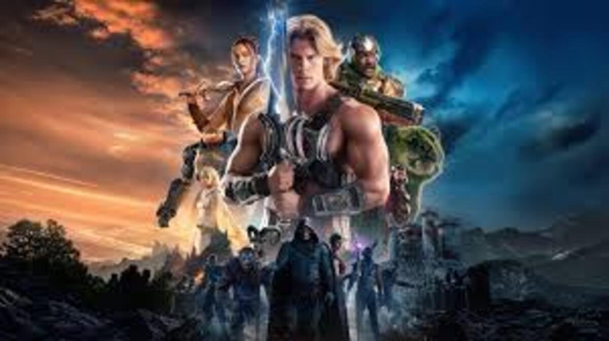Pôster promocional ilustrado em estilo épico e de fantasia. No centro, o herói He-Man aparece em destaque com físico musculoso, cabelos loiros e armadura de batalha clássica no peito, segurando com as duas mãos a Espada do Poder, que emite um brilho azulado e raios elétricos para o alto. À sua esquerda e um pouco ao fundo, o personagem Mentor aparece posando com seus trajes e bigode característicos. À sua direita, o personagem Gorpo aparece flutuando com seu manto e chapéu cobrindo o rosto, enquanto o guerreiro bípede de armadura verde, que lembra o mestre de armas, se posiciona logo atrás. Na parte inferior, silhuetas de outros guerreiros se reúnem sobre um terreno rochoso. O plano de fundo é dividido dramaticamente entre um céu com o pôr do sol alaranjado à esquerda e uma noite tempestuosa com nuvens azuladas à direita.