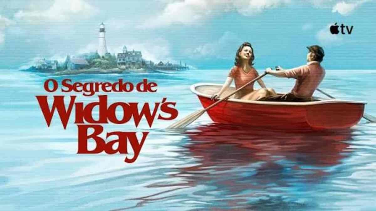 "Pôster promocional ilustrado em plano aberto sob iluminação solar diurna. A imagem mostra um mar de águas calmas e azuladas sob um céu claro com nuvens discretas. No lado esquerdo, em letras grandes de cor vermelha com estilo rústico, lê-se o título O Segredo de Widow's Bay. À direita, um casal de jovens está a bordo de um pequeno barco a remo de madeira avermelhada, com o homem posicionado de costas segurando os remos e olhando para a mulher, que está sentada de frente sorrindo. Ao fundo, no horizonte central, avista-se uma ilha verdejante e isolada com a silhueta distante de um farol branco no topo. No canto superior direito, há o logotipo da Apple TV em tom escuro.