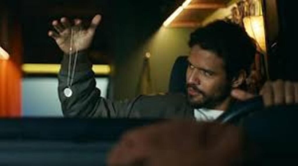 Personagem analisando um medalhão misterioso dentro do carro em cena de suspense do filme Passageiro do Mal. A imagem promocional destacando a descoberta de uma pista importante e o clima de mistério psicológico é perfeita para ilustrar críticas cinematográficas, teorias sobre objetos ocultos no roteiro e análises de lançamentos de terror no blog.