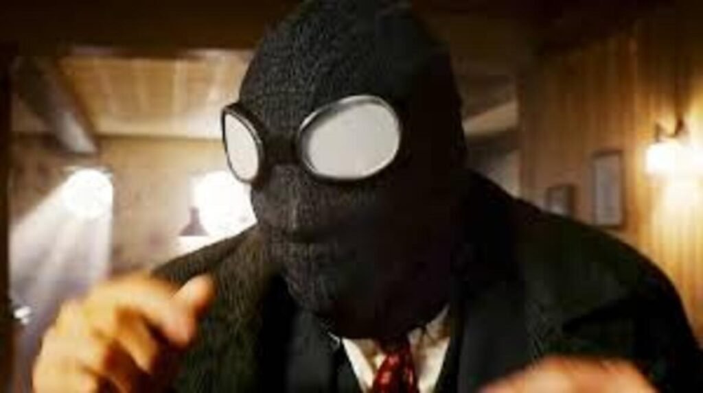 Crítica | Spider-Noir (1ª Temporada): Nicolas Cage brilha no espetacular suspense policial do Prime Video 2 Personagem Homem-Aranha Noir em sua versão live-action usando máscara preta texturizada e óculos característicos. A imagem com estética sombria e cinematográfica baseada em quadrinhos é perfeita para ilustrar críticas de novas produções cinematográficas, análises de trajes de super-heróis e listas de variantes do Aranhaverso no site.