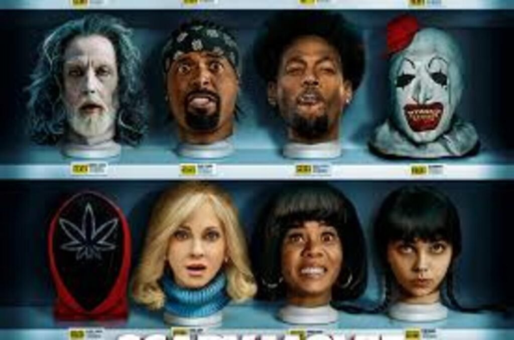 Crítica | Todo Mundo em Pânico 6: A nostalgia não salva esta crônica de um fracasso anunciado 3 Prateleiras de uma sala de troféus exibindo cabeças e máscaras parodidadas de personagens de terror no filme Todo Mundo em Pânico. A imagem promocional com estética de humor negro e sátira pop é ideal para ilustrar críticas de cinema, análises de referências escondidas e posts sobre comédias de terror no blog.