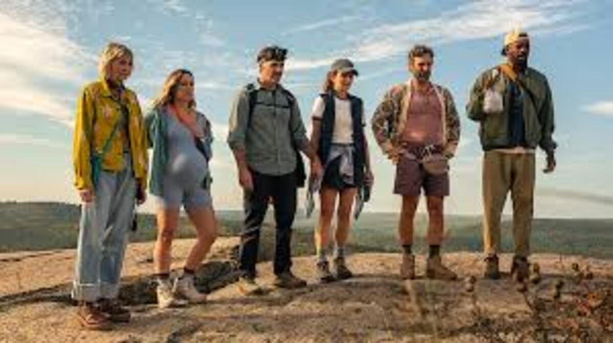 Elenco principal reunido no topo de uma montanha em cena marcante da segunda temporada da série As Quatro Estações do Ano. A imagem promocional focada na dinâmica dos personagens e nos belos cenários naturais é ideal para ilustrar críticas de episódios, análises de evolução de roteiro e posts sobre maratonas de séries de drama no site.