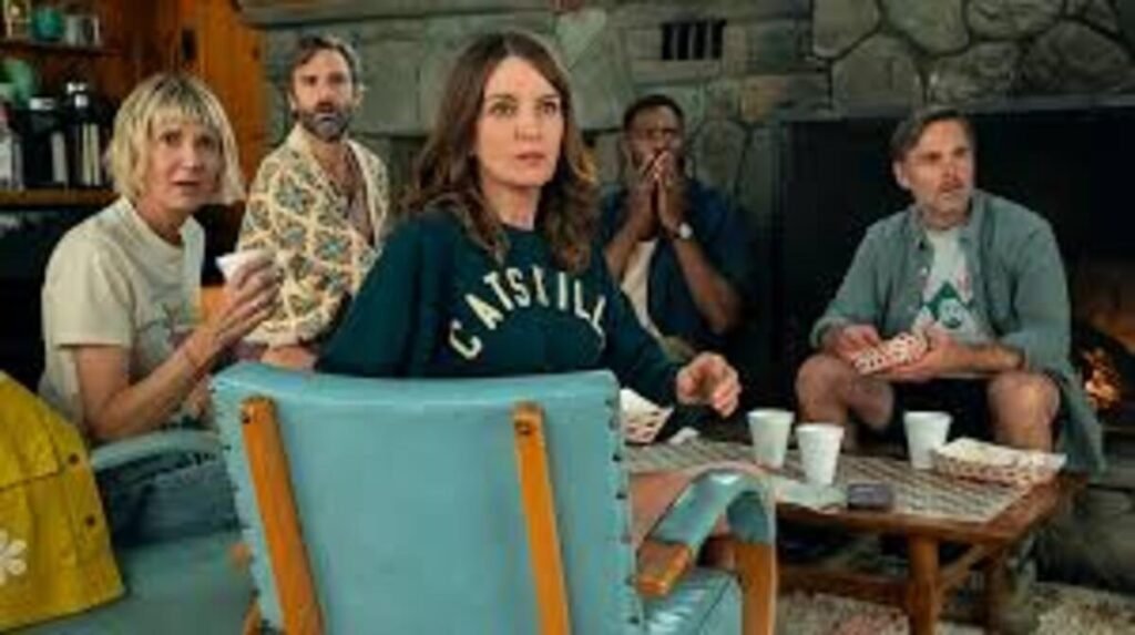 Elenco principal expressando choque e perplexidade reunido na sala em cena impactante da segunda temporada da série As Quatro Estações do Ano. A imagem promocional destacando a forte expressividade dramática dos atores e a ambientação rústica é excelente para ilustrar críticas de episódios, teorias sobre reviravoltas na trama e posts sobre séries de drama de sucesso no site.