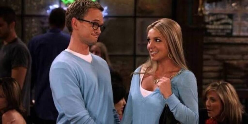Famosos na TV: Participações especiais em séries que você pode ter deixado passar 8 A estrela pop Britney Spears e o ator Neil Patrick Harris contracenando com roupas combinando em cena de grande sucesso de uma famosa série de comédia de televisão. A imagem destacando essa participação especial marcante da cultura pop é perfeita para ilustrar listas de curiosidades, artigos sobre bastidores e análises de episódios clássicos no site.