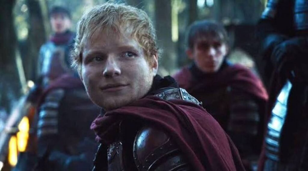 Famosos na TV: Participações especiais em séries que você pode ter deixado passar 10 O cantor Ed Sheeran caracterizado como soldado em sua famosa participação especial em uma aclamada série de drama e fantasia. A imagem de bastidores e cultura pop é ideal para ilustrar listas de participações de músicos na televisão, curiosidades sobre episódios marcantes e análises de produções épicas no site.