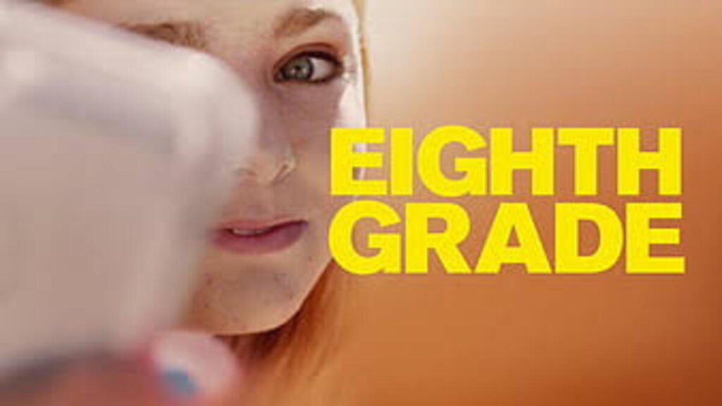 Filmes de amadurecimento: As produções contemporâneas que explicam a nova geração 2 Pôster oficial e conceitual com o título em letras amarelas destacando a protagonista e seu celular na arte de divulgação do filme Eighth Grade. A imagem focada no drama adolescente contemporâneo e nas redes sociais é excelente para ilustrar críticas completas, listas de joias do cinema independente e análises sobre a juventude moderna no blog.