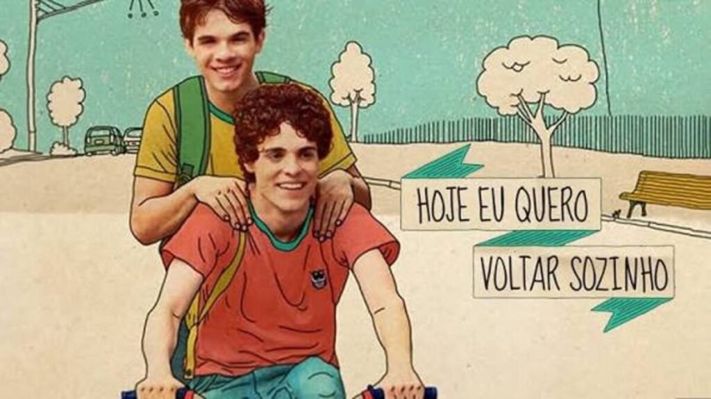 Filmes de amadurecimento: As produções contemporâneas que explicam a nova geração 9 Ilustração em tons pastéis de dois rapazes sorrindo em uma bicicleta ao lado do título do filme Hoje Eu Quero Voltar Sozinho em pôster oficial do cinema nacional.