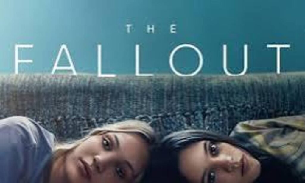 Filmes de amadurecimento: As produções contemporâneas que explicam a nova geração 4 As atrizes Jenna Ortega e Maddie Ziegler em pose reflexiva e vulnerável no cartaz de divulgação oficial do filme The Fallout. A imagem destacando o drama adolescente e o impacto emocional dos personagens é ideal para ilustrar críticas detalhadas, listas de melhores atuações da nova geração e análises de dramas profundos no blog.