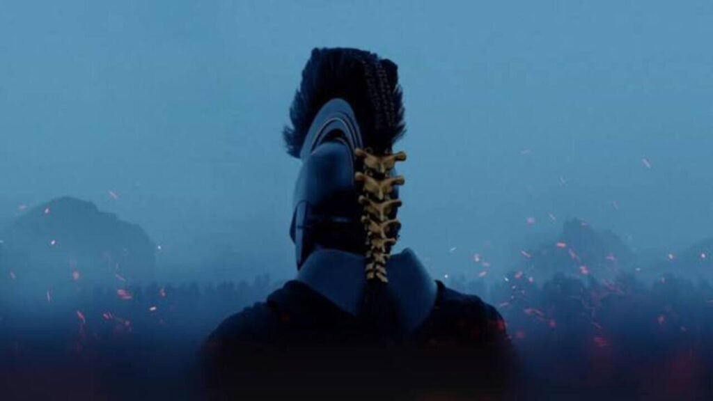 Silhueta de costas de um soldado com capacete grego clássico e uma crista decorativa dourada. O fundo apresenta um cenário escuro e nebuloso em tons de azul, com pequenas fagulhas incandescentes de fogo flutuando pelo ar.