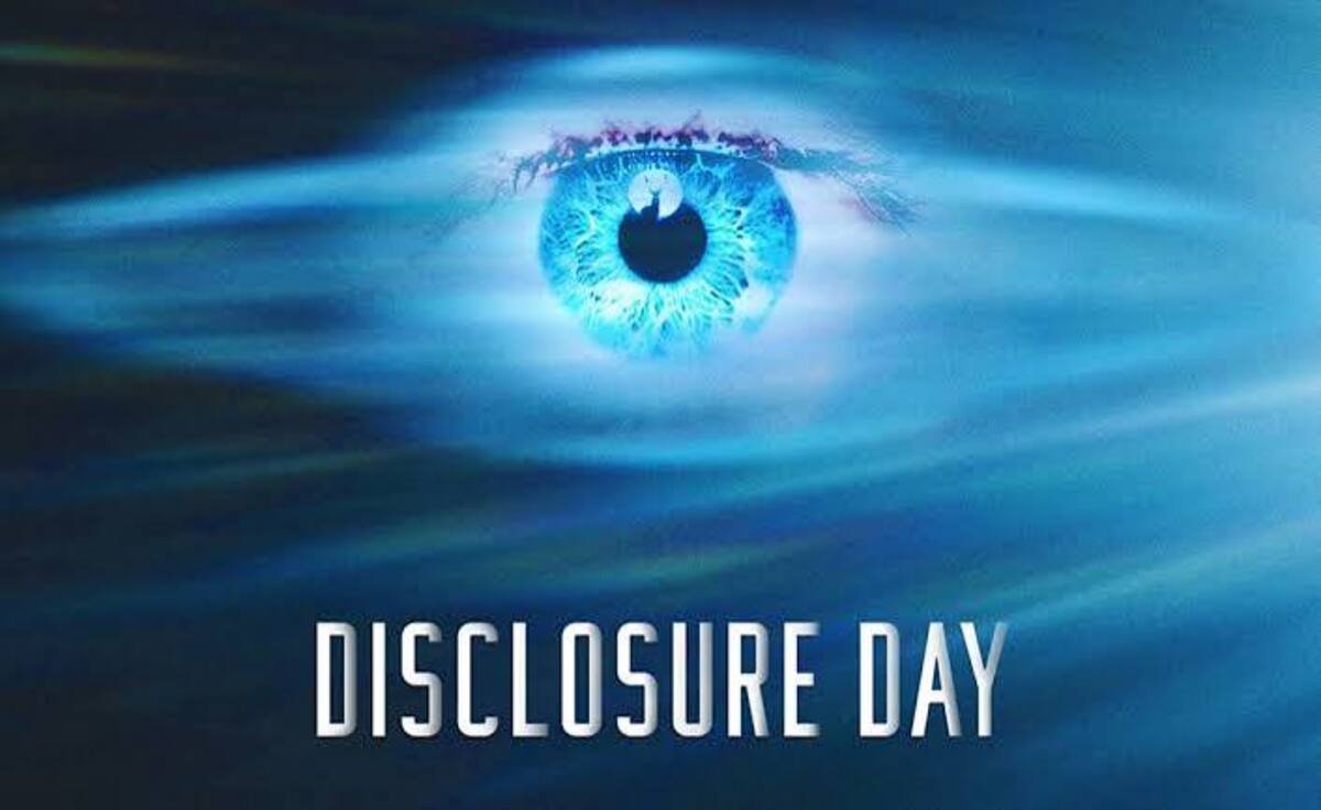 Grande olho humano de íris azul brilhante imerso em feixes de luz horizontais acima do título Disclosure Day em pôster promocional futurista.