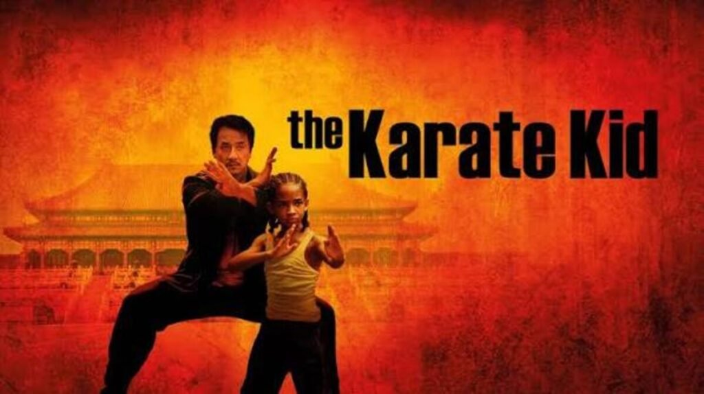 Pôster do filme Karate Kid de 2010 mostrando Dre Parker e Mestre Han em pose de artes marciais com a Cidade Proibida ao fundo.