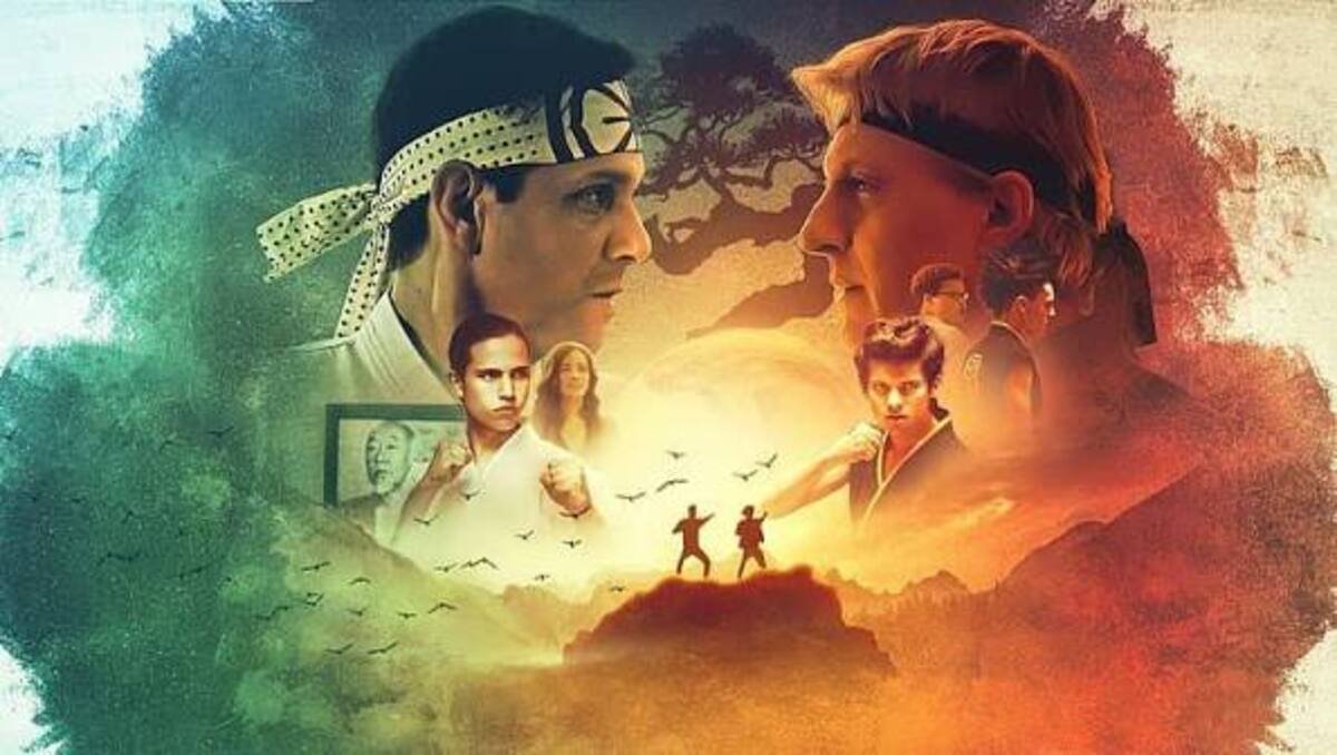 Ilustração estilizada de Karate Kid mostrando Daniel LaRusso e Johnny Lawrence frente a frente em tons coloridos de verde e laranja.