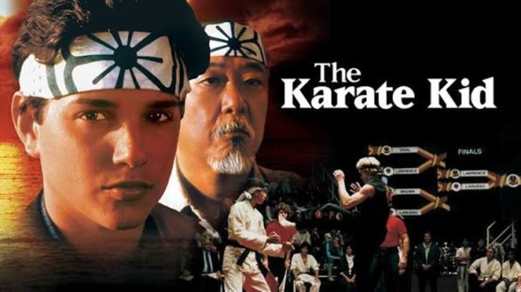 Pôster clássico do filme Karate Kid com Daniel LaRusso e Senhor Miyagi usando bandanas hachimaki e cenas do torneio ao fundo.