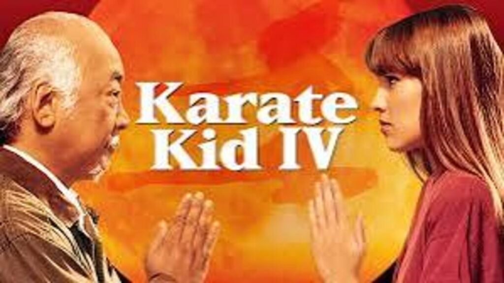 Pôster de Karate Kid 4 mostrando o Senhor Miyagi e Julie Pierce de perfil fazendo a saudação marcial com as mãos postas.
